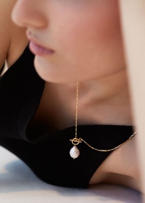 Women's Alohas Teardrop Pendant Necklace Necklaces White / Gold NZ | U2I-4677