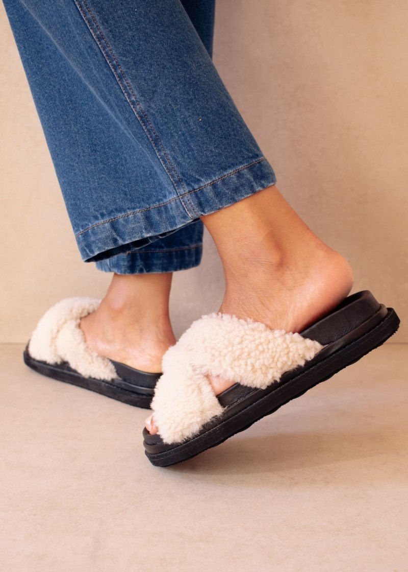 Women's Alohas Cloud Shearling Slide Sandals Mules Black / White NZ | W8O-6503