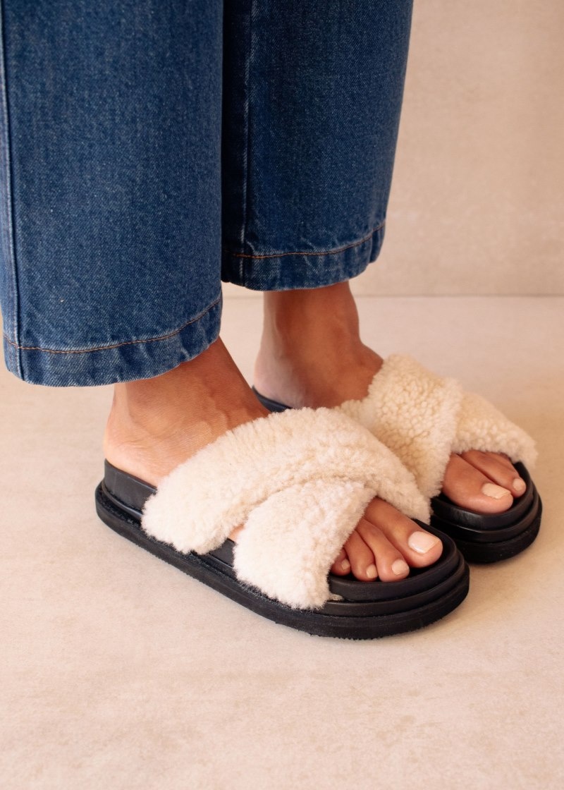 Women's Alohas Cloud Shearling Slide Sandals Mules Black / White NZ | W8O-6503