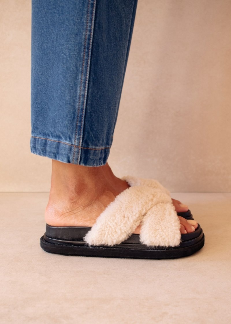 Women's Alohas Cloud Shearling Slide Sandals Sandals Black / White NZ | F1L-6837