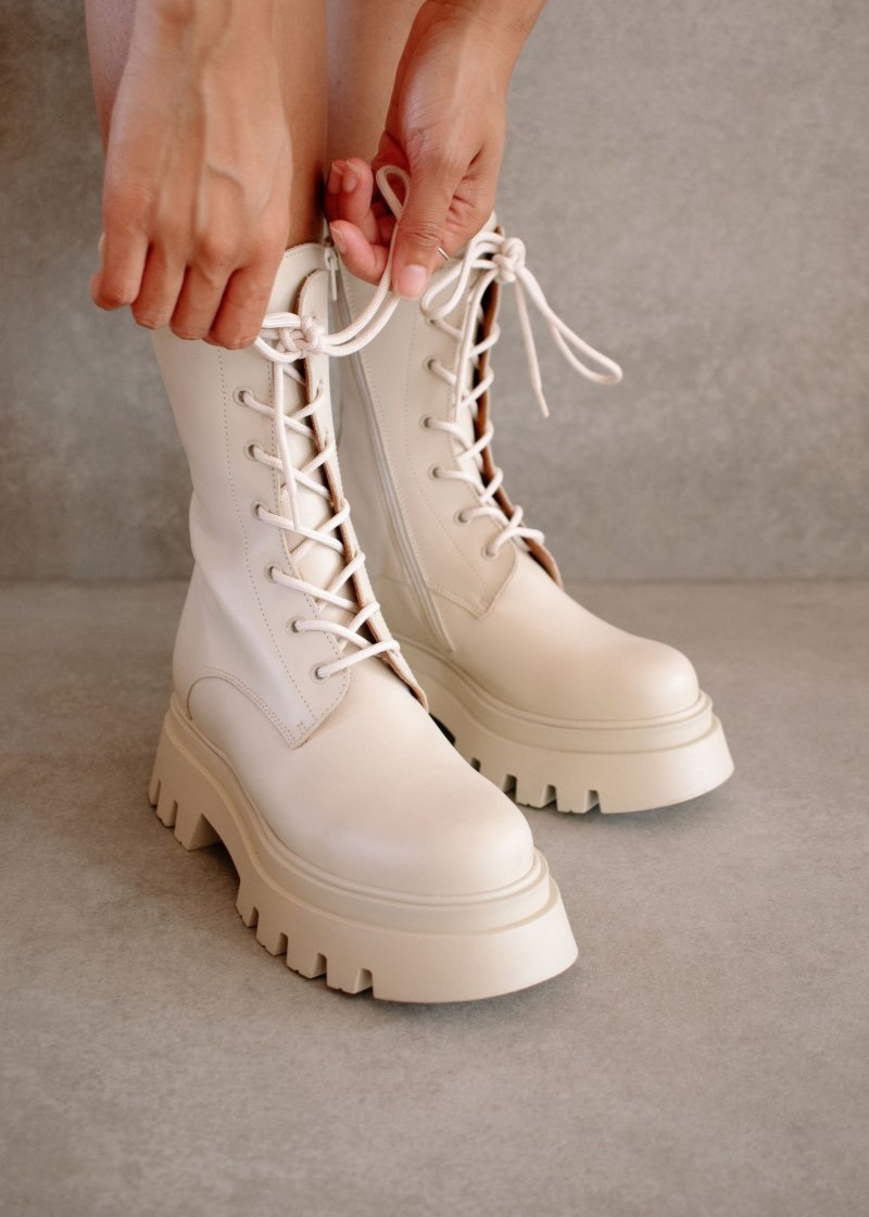 Women's Alohas Globetrotter Leather Lace-up Combat Boot With Track Soles Platform Boots White NZ | O4U-6841